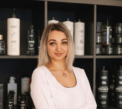 Olha, frisør i Beauty HUB Førde
