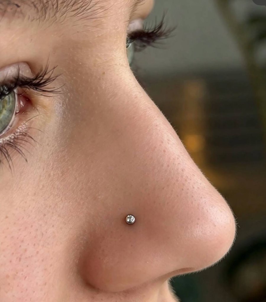 Nesebor-piercing med lite steinsmykke