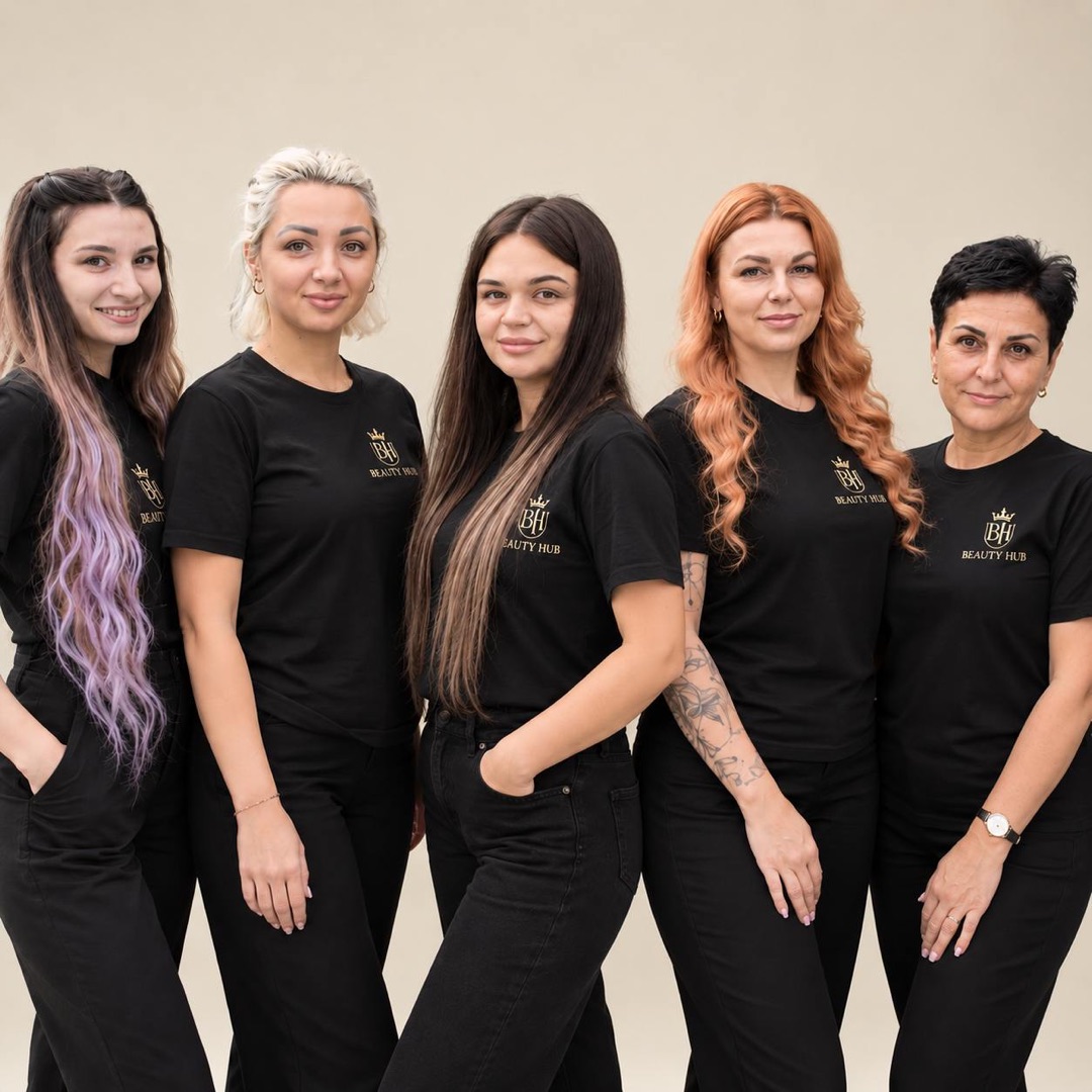Spesialistene i Beauty HUB foran salongen i Førde
